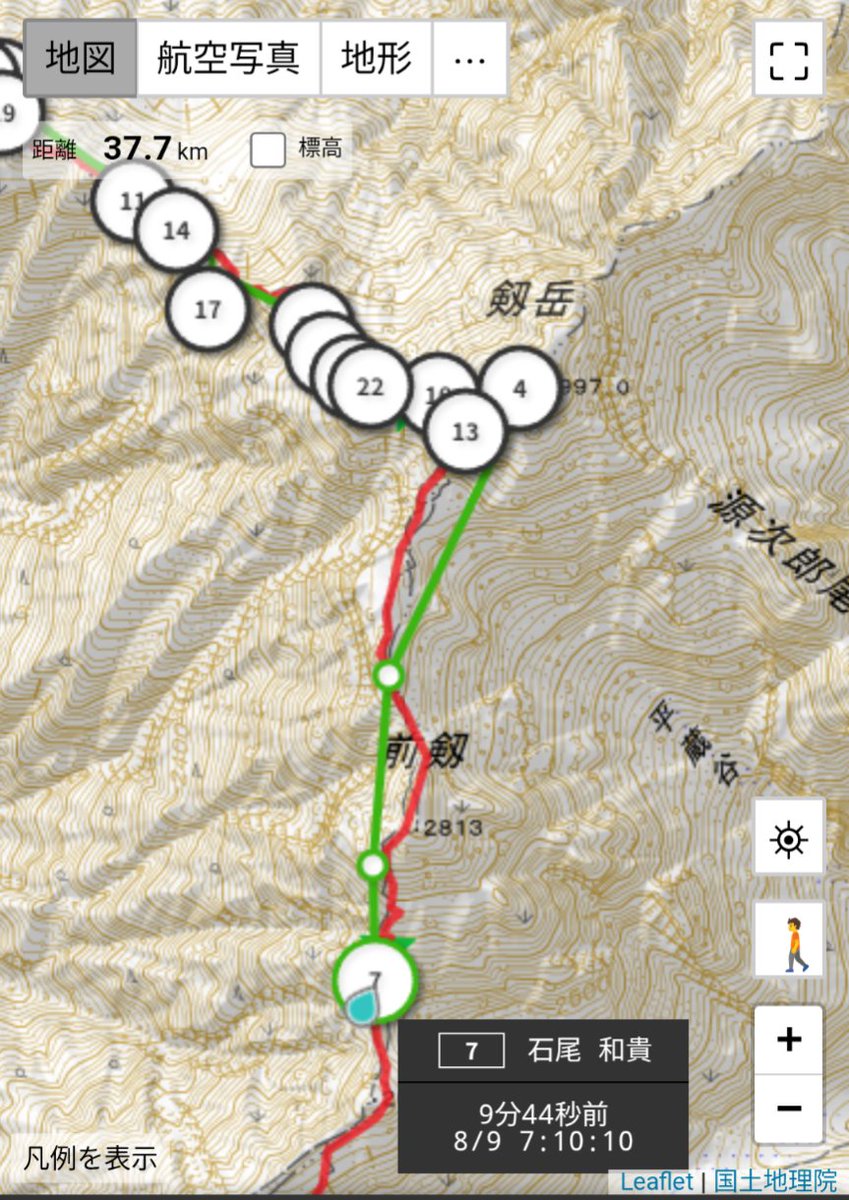 kanyatanaka's tweet photo. TJAR(トランス・ジャパン・アルプス・レース)、深夜0時に日本海・富山湾をスタートして早月尾根を駆け登り、朝7時過ぎにはすでに剱岳の下降にはいっとるよ。

こういう世界を知っちゃうから、自己紹介で「ワタシは体力にはまったく自信ない、しがない還暦過ぎハイカーです」ってなっちゃうんだよな(笑) https://t.co/SC8gZXONHS