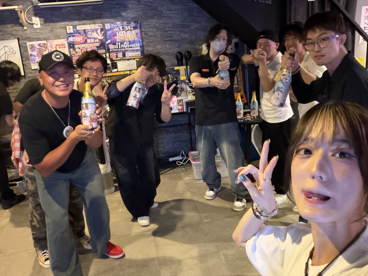 sayaka25smile's tweet photo. 昨日の!
#Orsetto サン<@Orsetto_darts >
#誕生祭 🎉
たくさんのお祝いにサプライズケーキまで…😭🌟ありがとうございました😭
ダブルスのぷちトーナメントをしたり、ジャンケン大会をしたり、お話したり…🍀*゜
あっという間楽しい時間でしたっ🔅
Orsettoの常連さんはもちろん、
岡山・三重・静岡、そしていつもお店に来てくださる関東の方まで…😭
遠いところから会いに来てくれたこととってもとっても嬉しかったー😭
いつも応援してくださっている皆さんが
こうやってイベントを通して繋がって、交流して、一緒に楽しそうに過ごしている姿を見られたことが、私にとってもすっごい嬉しくて楽しい時間です(;;)
たくさんの方にお祝いしていただけて、
幸せすぎる誕生祭になりました🔅.°
Orsettoのあきろうさんひとさん、来てくれたみなさんっ本当に本当にありがとうございました🌻
場所 : 愛知県半田市昭和町2-49
アクセス : 知多半田駅 徒歩3分
写真📸続きで載せてるので見てねっ⬇️