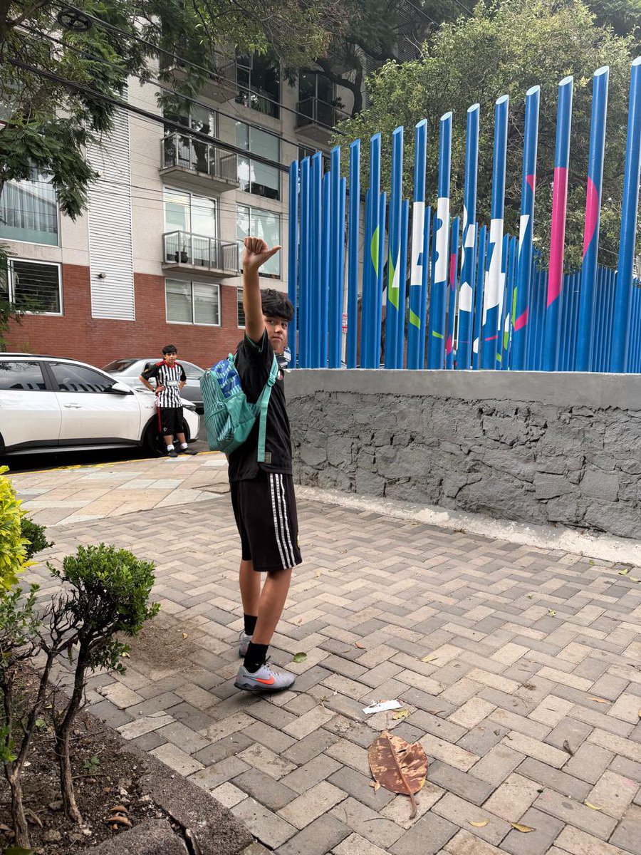PrisGlez's tweet photo. @BJAlcaldia el parque esparza otero de la Nápoles está cerrado por remodelación y hay adolescentes Brincándose las cadenas para entrar , y faltando al respeto a quienes les llamamos la atención. Podria mandar una patrulla por favor https://t.co/i3dyFZ1aIr