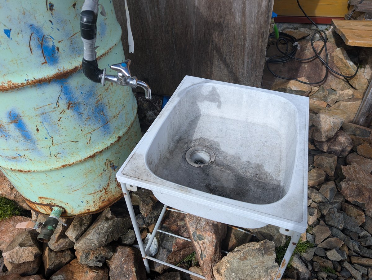 achitabi's tweet photo. お盆を前に注意事項
①小屋の周りのお花を踏む人がいます。石で囲うと踏む人は減りましたがストックで差す人がいます。よく見て下さい。②小屋の前の水は手洗い用です。水筒とかに入れないで下さい。3000mの小屋で水が無料の小屋などありません。そもそも天水なので飲めません。続く https://t.co/ynRwyFkdlz