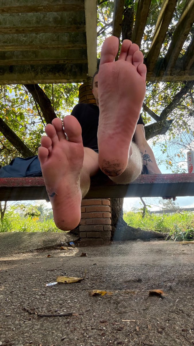 fallenboyxxx's tweet photo. Os pés / o rosto. 
#gay #boy #man #pes #feet https://t.co/4CqlVOIEfW