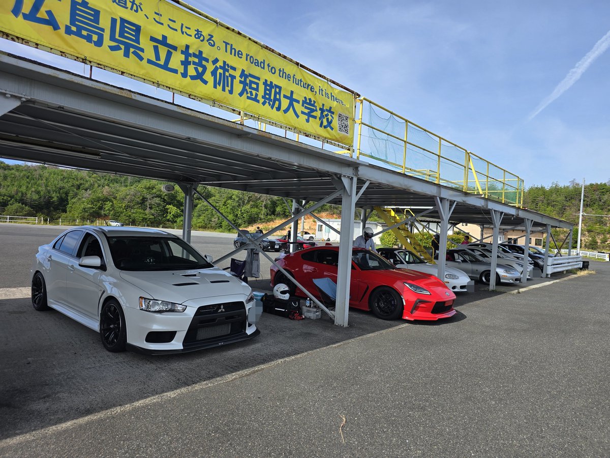 ToshiGTR1's tweet photo. 2026/08/08
タカタサーキットに遊びに行ってきました😊
お仲間も沢山いて楽しかったですが～走りは楽しくなかった😮‍💨
とにかく曲がらない😮‍💨
実際にホイール外して見てみると～無理だなぁと🤣
シバタイヤ280 R23お疲れっした😊
新しいタイヤを頼まなきゃ😁

#タカタサーキット
#ランエボ10
#シバタイヤ https://t.co/hFdMYK8eAI