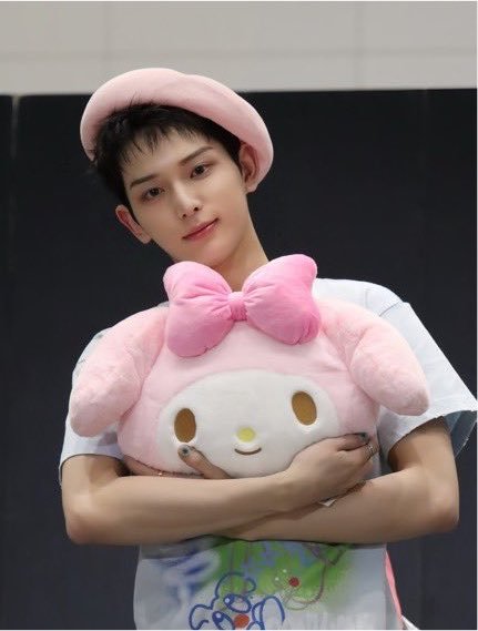 RiririLinN's tweet photo. Harua ???? What actually happened to him? Whoever the current stylist is, or whoever is responsible for this situation, I hope they change. What they are doing to him is truly cruel. #harua #andteam @YX_LABELS  @andTEAM_members #하루아 https://t.co/EBQjllhHGO