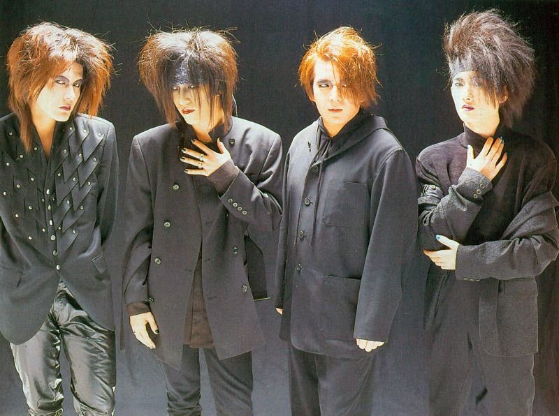 A_T_M_K_unaju's tweet photo. #このバンドorミュージシャンを分かったらリプ・100いいね目指す
ヒント：1980年代末から1990年代初頭の日本のロックシーンを席巻し、のちのヴィジュアル系の骨組み・原型を築き上げた伝説的なロックバンドで、1987年11月に結成され、日本武道館公演を成功させるなどトップクラスの人気を誇りましたが、人気絶頂の中1994年に解散しました