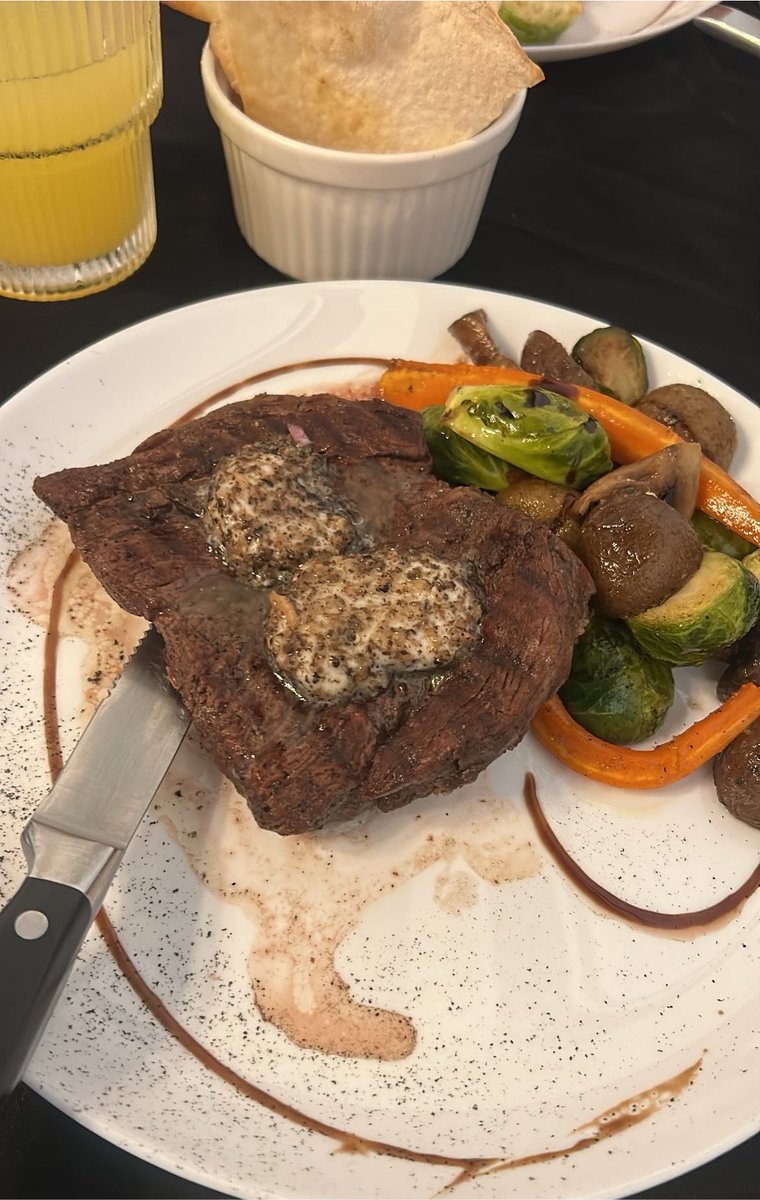 69JorgeTenorio's tweet photo. Filete con mantequilla de trufa https://t.co/qGwba295um