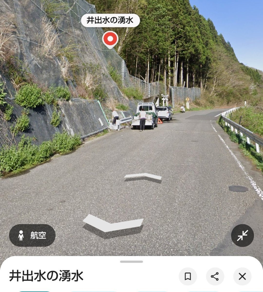 SStreet308's tweet photo. @junhagemay 道路脇で湧水汲むなよ。 
ちゃんと寄せたって言うけど、車線に入ってるなら十分迷惑だからね https://t.co/8ZDOEtjSeL