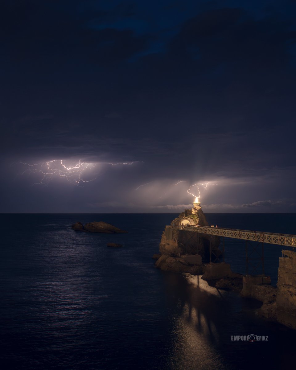 emporioefikz's tweet photo. Biarritz ce soir, avec de magnifiques impacts de foudre sur l’océan vus depuis le rocher de la Vierge. C’était un spectacle de toute beauté ! https://t.co/BgzzUUaQFD