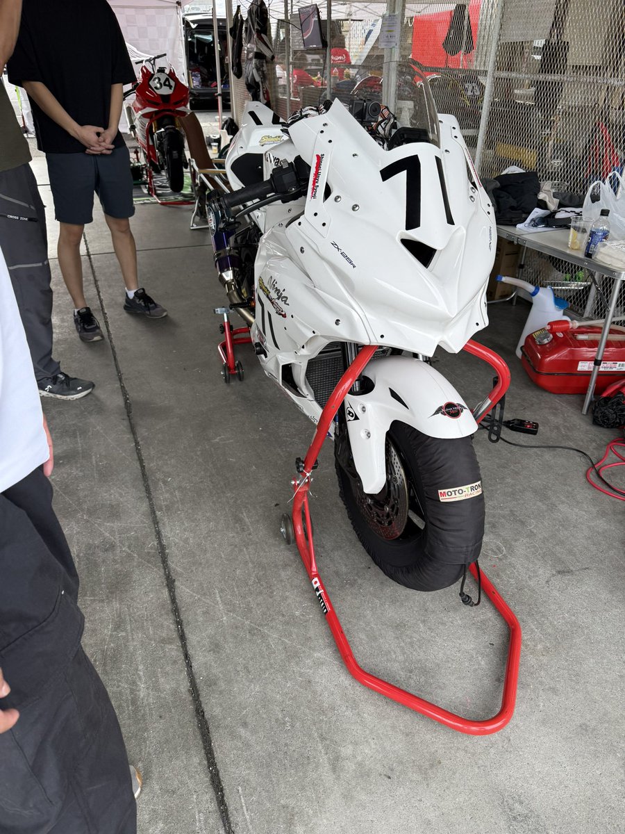 freddy05_elmst's tweet photo. 予選が始まった…!
#岡山国際サーキット
#JPSPORT
#ShinobiRT
#AnimaNeraMoto https://t.co/8wG1jJZ7Jp
