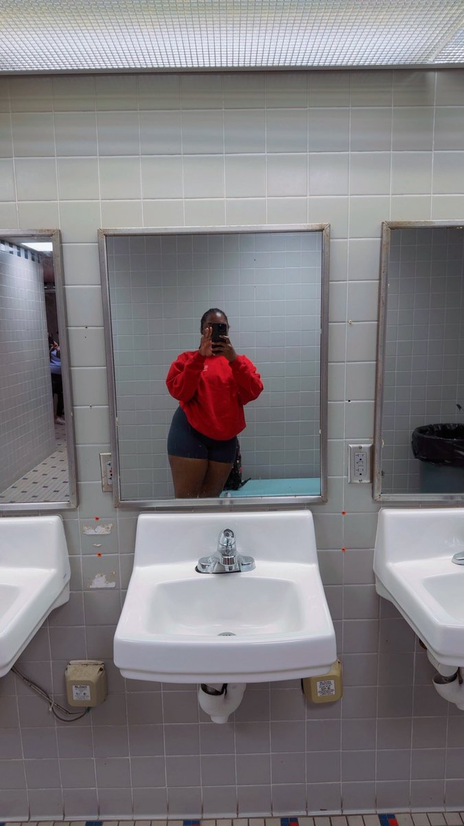 SilkyV_'s tweet photo. I started swimming classes last month and I’m still working on my breast stroke and kicking. I’m enjoying myself. My stamina has increased. I have to work on my mobility to increase my strokes and kicking https://t.co/yVv5F21Ca9