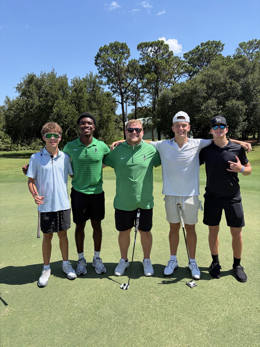 bradyooten7's tweet photo. Round of golf and dinner with the Q’s before the season starts. Big year ahead for this group‼️ #GATA🔋 @BigGreenIndian https://t.co/50DBq8pWIT