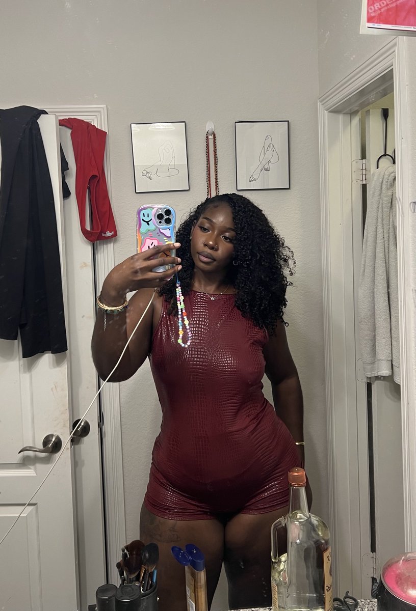 sholacrayola's tweet photo. 🍷 https://t.co/xp39L8WTBe