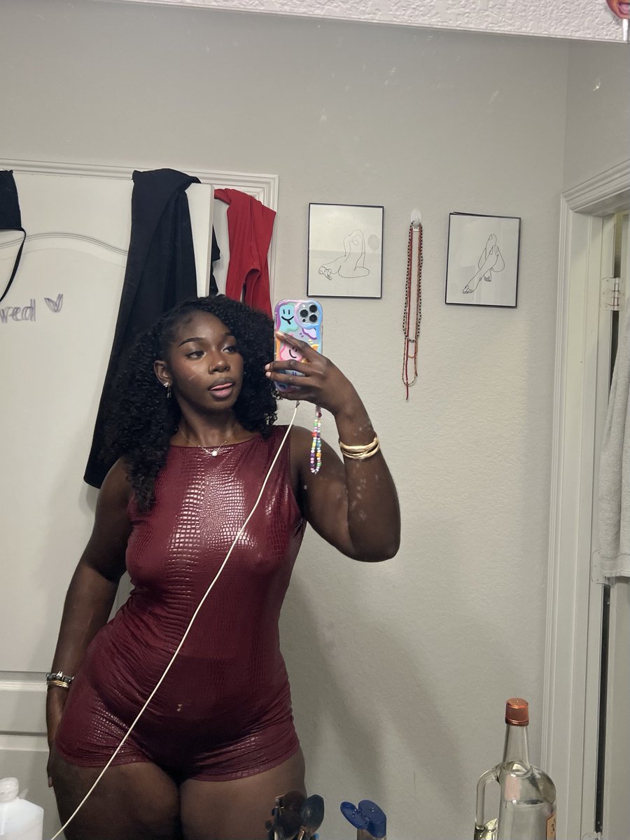 sholacrayola's tweet photo. 🍷 https://t.co/xp39L8WTBe