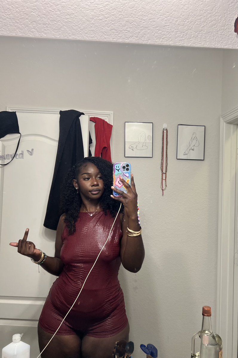 sholacrayola's tweet photo. 🍷 https://t.co/xp39L8WTBe