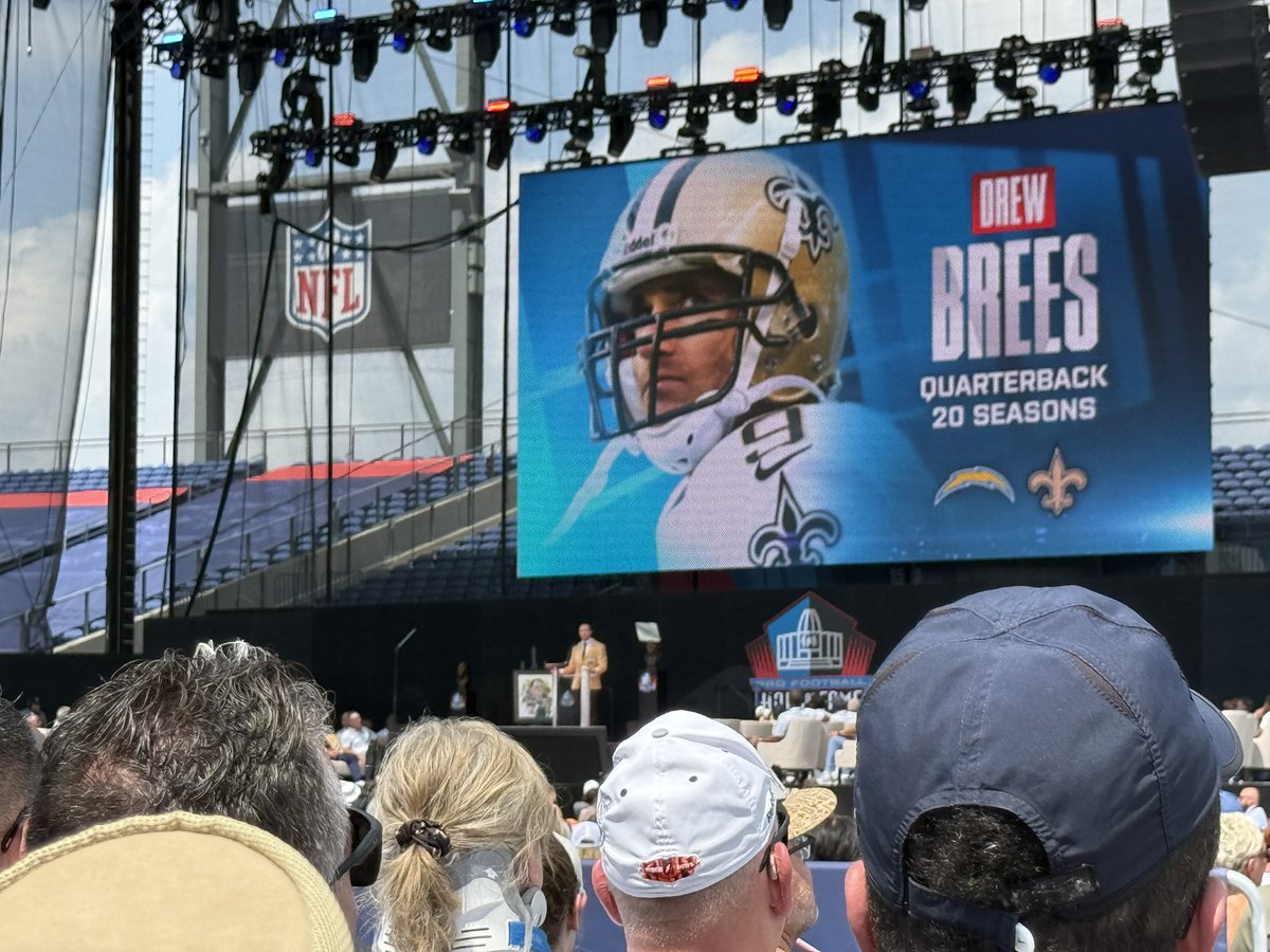 chuckfromNO's tweet photo. The BEST to ever do it… honor to live close enough to be at the ceremony. Makes all the years of fandom worth it 💛🖤⚜️ https://t.co/Xh8shCC1dE