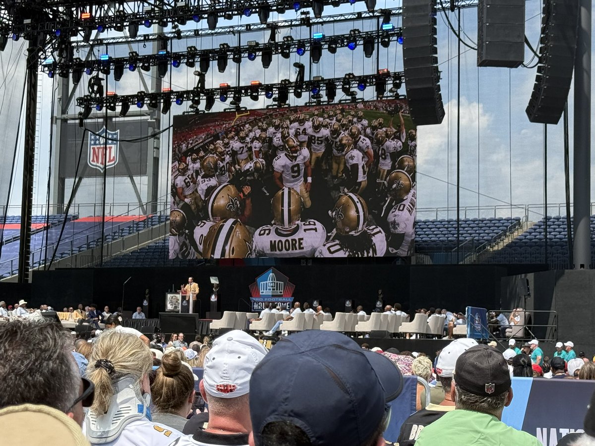 chuckfromNO's tweet photo. The BEST to ever do it… honor to live close enough to be at the ceremony. Makes all the years of fandom worth it 💛🖤⚜️ https://t.co/Xh8shCC1dE