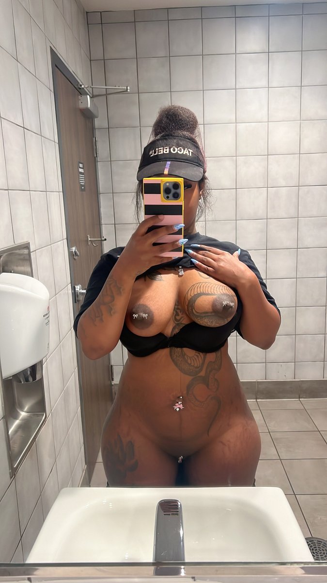 grapedontplay22's tweet photo. Taco Bell been busy today so i decided to take a break 😘🌮 https://t.co/Se6IA5pA0F