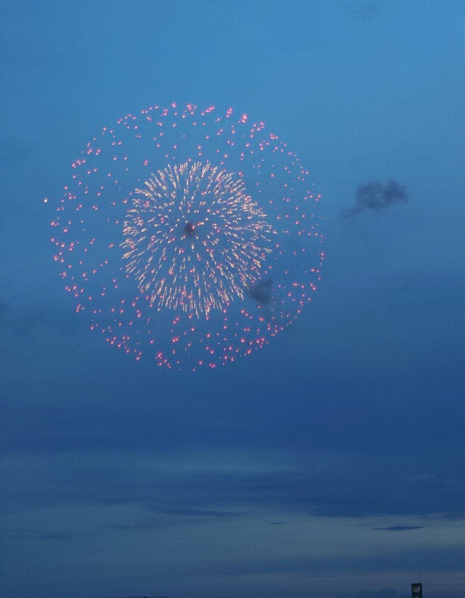 SuiWatase83056's tweet photo. 夜になりかけの空に🎆 https://t.co/VJRso9k0z1