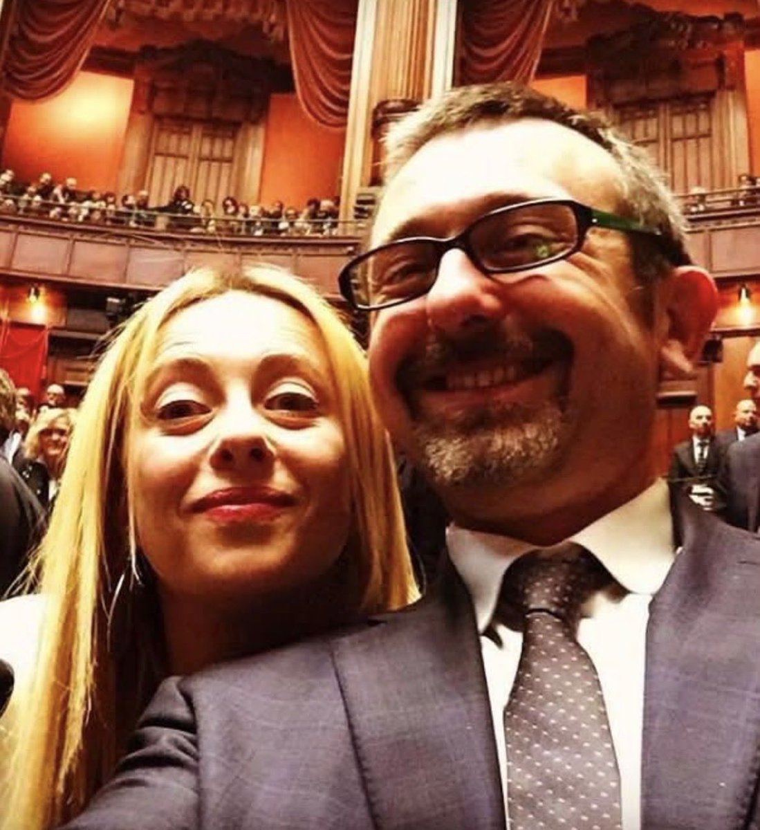 MohoNetwork's tweet photo. Il voto di ieri sul caso Delmastro segna un precedente grave per le istituzioni.
Impedire alla Procura di Roma di acquisire le chat tra il sottosegretario e il prestanome del clan Senese significa ostacolare concretamente un'indagine di stampo mafioso.
Chi oggi governa non può continuare a invocare la legalità o richiamarsi alla figura di Paolo Borsellino — che le inchieste sulla mafia le ha portate avanti con coraggio e dedizione — quando le stesse aule parlamentari scelgono di bloccare l'accertamento della verità.
Una scelta inaccettabile e una distanza siderale tra i valori sbandierati e i fatti.