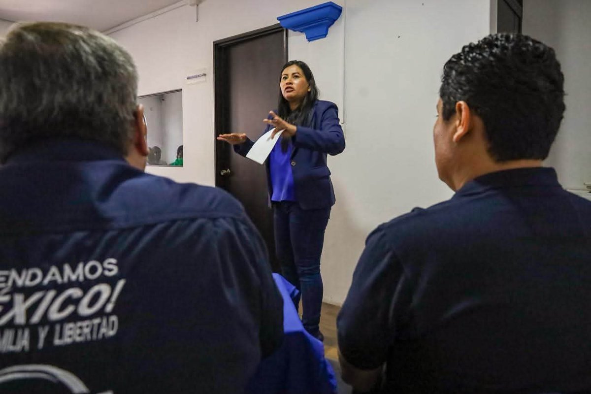 PANOaxaca's tweet photo. Seguimos fortaleciendo la estructura que nos une y nos impulsa a construir un mejor futuro para Oaxaca.

Jorge Romero Herrera
Partido Acción Nacional
#DeCorazónAzul ✌🏼💙
#RosarioRamírez #Oaxaca
#PatriaFamiliaYLibertad
#MasYMejoresPanistas ✌️ https://t.co/5nPvjLK4Rp