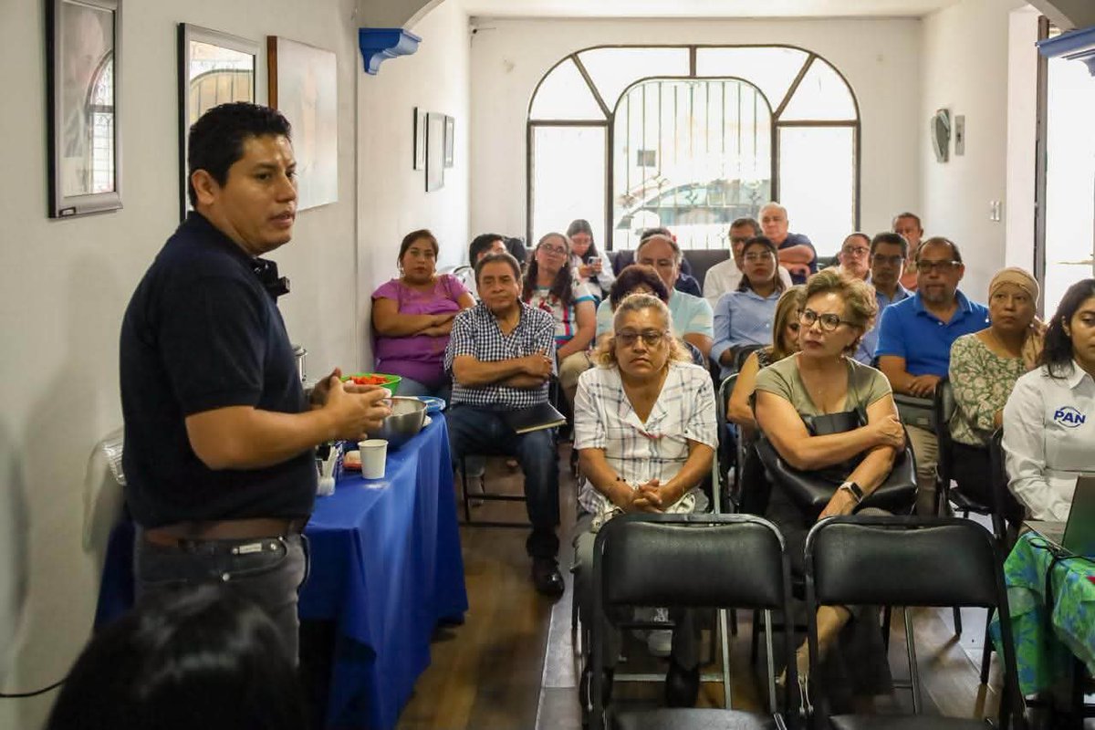 PANOaxaca's tweet photo. Seguimos fortaleciendo la estructura que nos une y nos impulsa a construir un mejor futuro para Oaxaca.

Jorge Romero Herrera
Partido Acción Nacional
#DeCorazónAzul ✌🏼💙
#RosarioRamírez #Oaxaca
#PatriaFamiliaYLibertad
#MasYMejoresPanistas ✌️ https://t.co/5nPvjLK4Rp