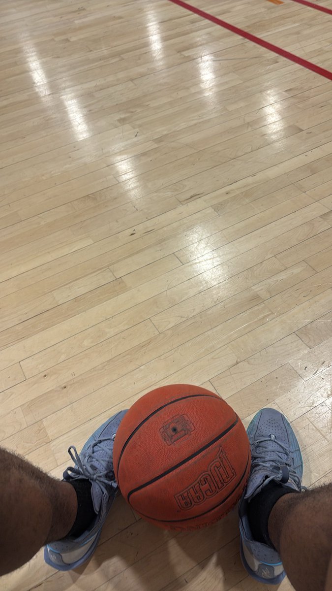 iluvass12345's tweet photo. listening to to siegfried by frank ocean working myself out in an empty gym on a Saturday night.  is this life after highschool https://t.co/LvZ1E1E8J7