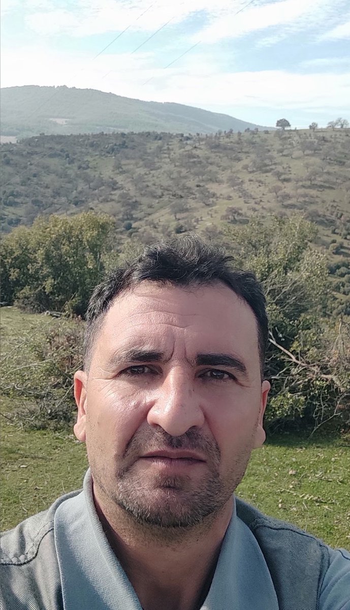 keskinteknsyen's tweet photo. Siyahın üstüne bak beyaz geldi 
uslandım yasaya boyun eğince
kırk mevsim bekledim bekle deyince
mektup yazacaklarmış elleri değince..

Stajyer Çırak Bekliyor 
#StajyerçırağaSözBorcunuzVar https://t.co/NzjpLrBqh0