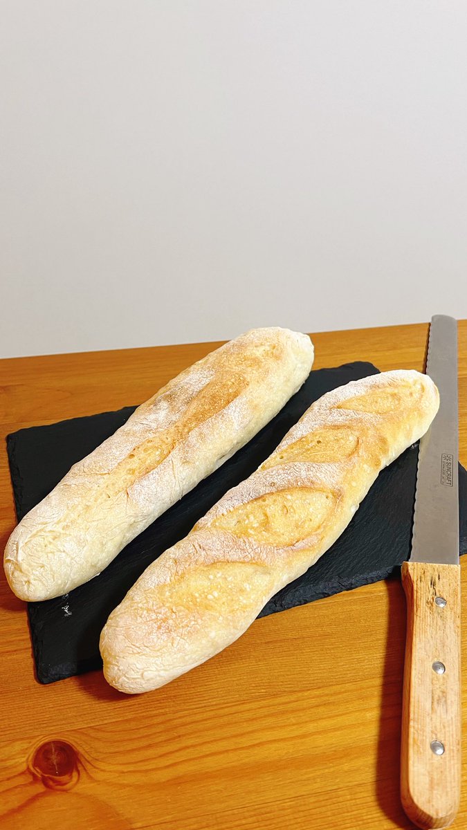 keikei08080808's tweet photo. バゲット✨

オーバーナイトで発酵させると
朝にちょっと作業するだけで焼き立てのパンが食べられるから最高ですね🧑‍🍳 https://t.co/q8927raSpS