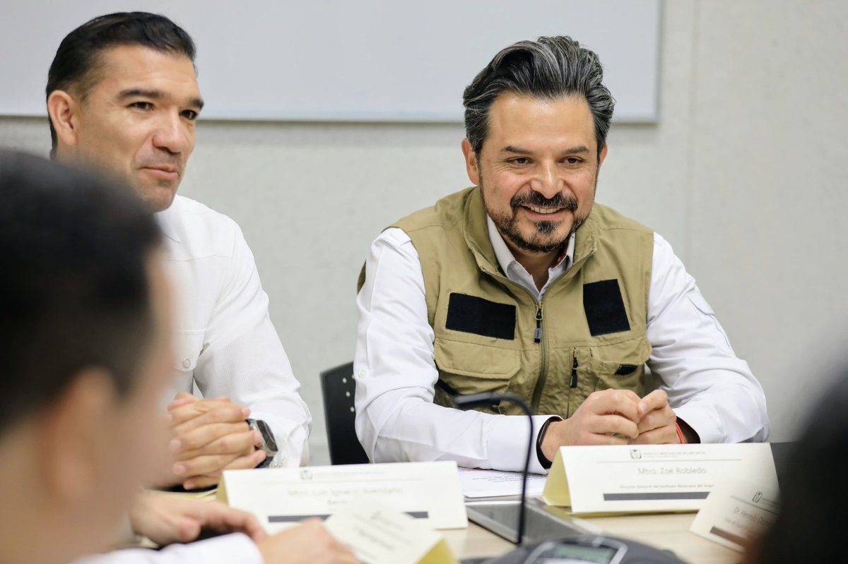 zoerobledo's tweet photo. 🤝💚 En #Chiapas trabajamos coordinados con el equipo del gobernador @ramirezlalo_, por eso nos reunimos con @LuisIgnacioAve1, secretario de Salud del estado, para fortalecer la coordinación y sumar esfuerzos en favor de la salud de las y los chiapanecos.

🏥 Revisamos acciones para mejorar la atención médica y los avances para la implementación del Servicio Universal de Salud en el estado.