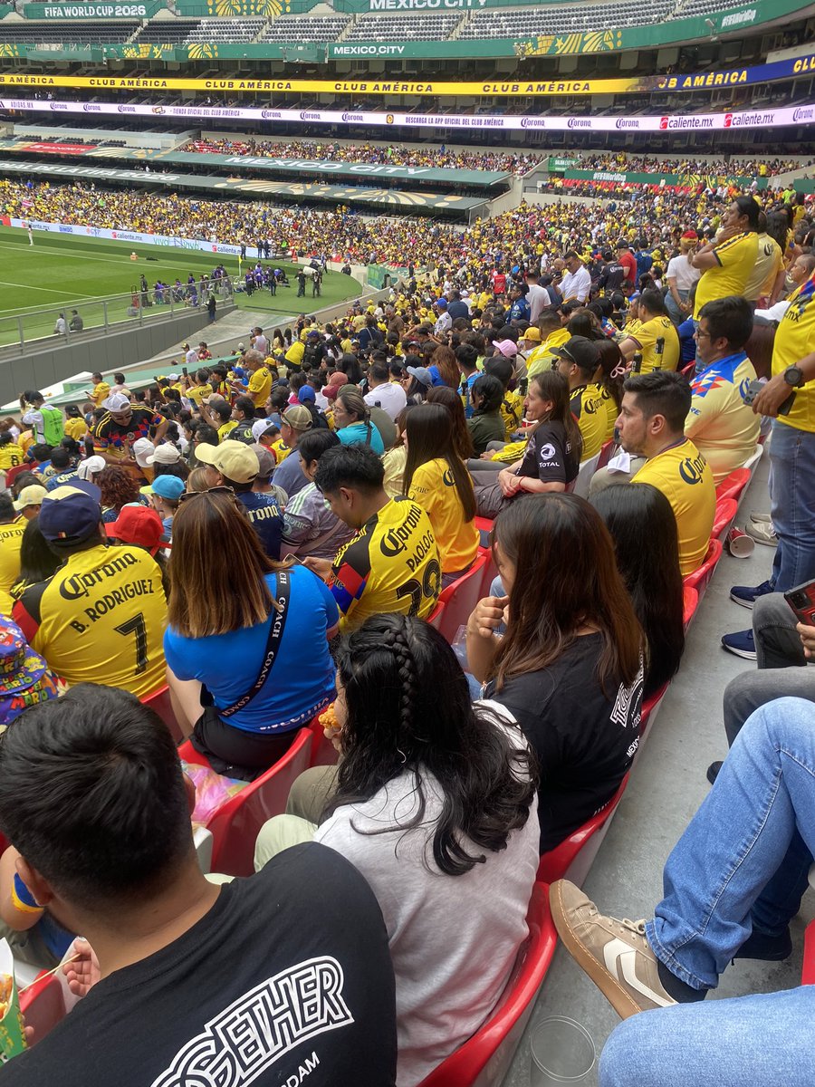 sipi_vicencio's tweet photo. Gran entrada en el Estadio Azteca para apoyar al América. 

Viva el FutFem 👏🏻 https://t.co/rEIQDXtFq9