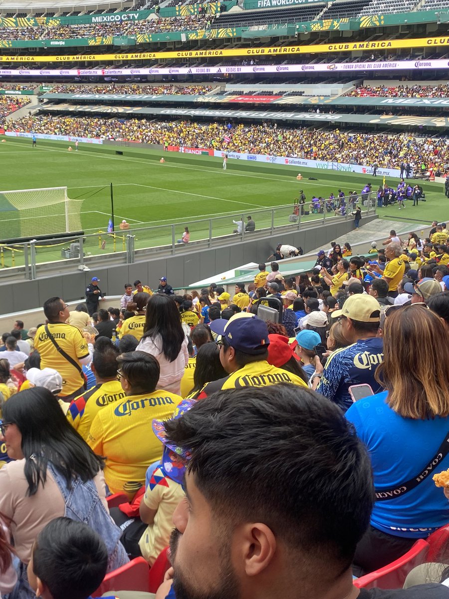 sipi_vicencio's tweet photo. Gran entrada en el Estadio Azteca para apoyar al América. 

Viva el FutFem 👏🏻 https://t.co/rEIQDXtFq9