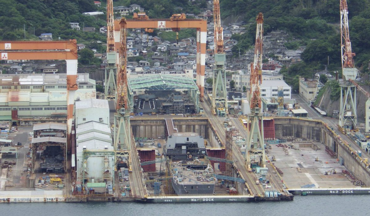 MetaLogic_3DCG's tweet photo. 鍋冠山から、ASEV建造状況視察。主船体のブロックはほぼ搭載済かな。ついに艦橋構造が搭載されましたね。この上に、ドック前にまだ仮置きされてるSPY-7の支持構造が搭載されるんで、まだまだ高くなるのか・・・ https://t.co/YjPGv4lG0H