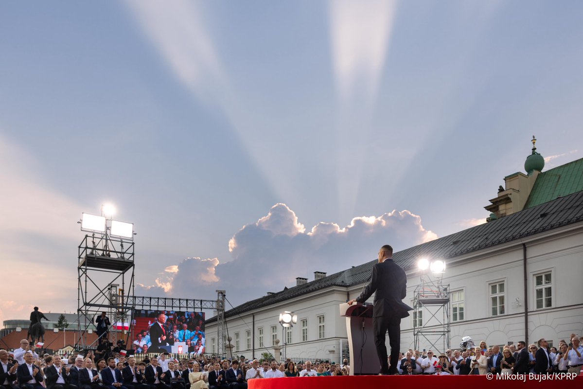 PolaPola1886597's tweet photo. @kayarynka Nie jest odosobniona w swoich uczuciach!
Ja też GO kocham, jak syna, całym moim polskim sercem!
@NawrockiKn 
#PomazaniecNarodu
❤️🙏✌️🇵🇱 https://t.co/CQl3IcIL24