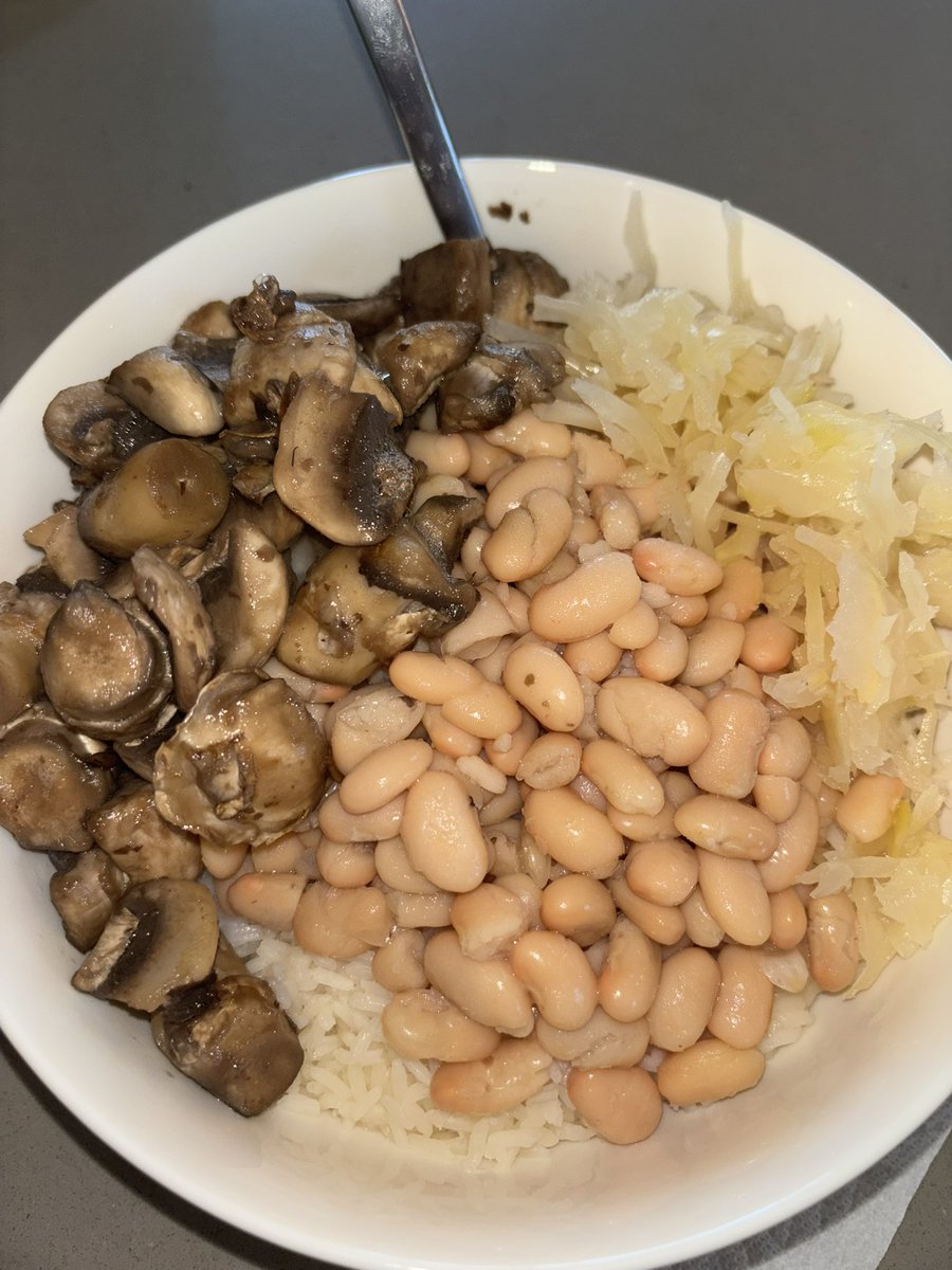 joshua_robert13's tweet photo. Some great northern bean x white button mushroom action for lunch today 🔥

w/ jasmine rice &amp; some sauerkraut 🍚 https://t.co/7Za5lh28Ze