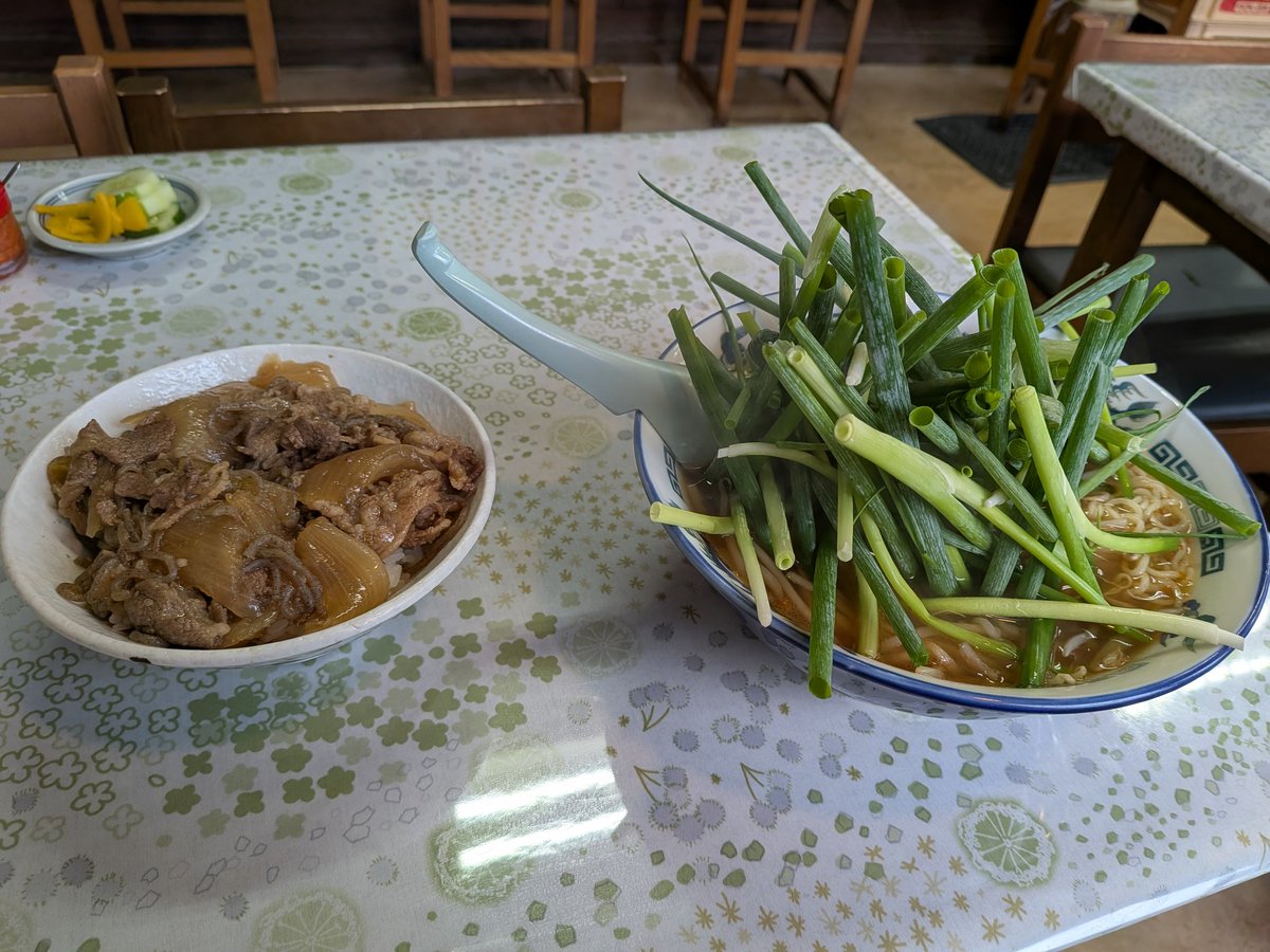 carp_star's tweet photo. いわき平競輪場近くのラーメン牛太楼さんの鬼ごろしラーメンとハーフ牛丼

鬼ごろしラーメンは天地返しするとチャーシューとかメンマとか通常のラーメンの具が現れる面白い一品。ネギたっぷりで風邪引きの私には効きそう。
こういう店の昔ながらの牛丼がまたおいしい。香の物まで美味。オススメです！ https://t.co/sQ01TLRsOR