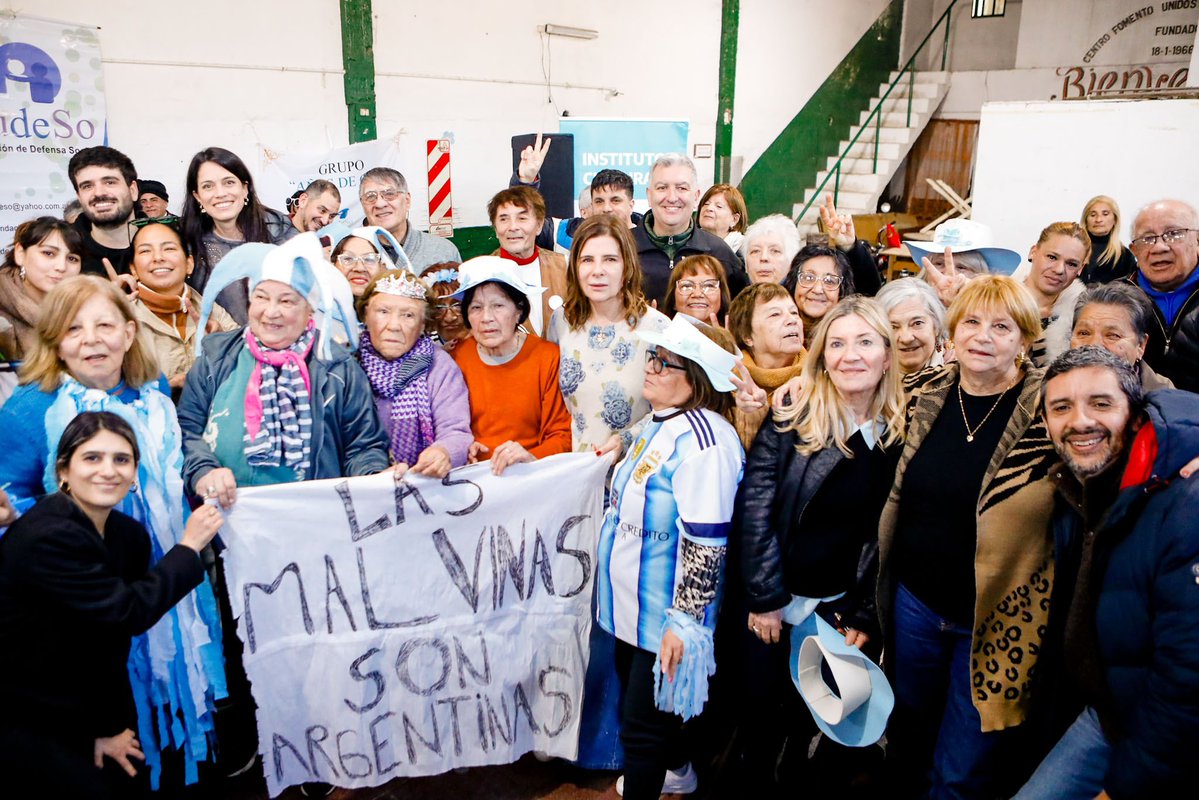 fsaintout's tweet photo. Compartimos una jornada por los derechos de las personas mayores en el Club Unidos de Los Hornos. Durante la actividad, inauguramos un mural y asistimos a la presentación de la Orquesta Vecinal, dos iniciativas impulsadas desde @CulturaPBA 

Cuidar a nuestros jubiladas y jubilados es reconocer todo lo que construyeron y trabajaron por la Patria. Los saberes, experiencias y valores que tienen para transmitir nos mejoran de manera colectiva.