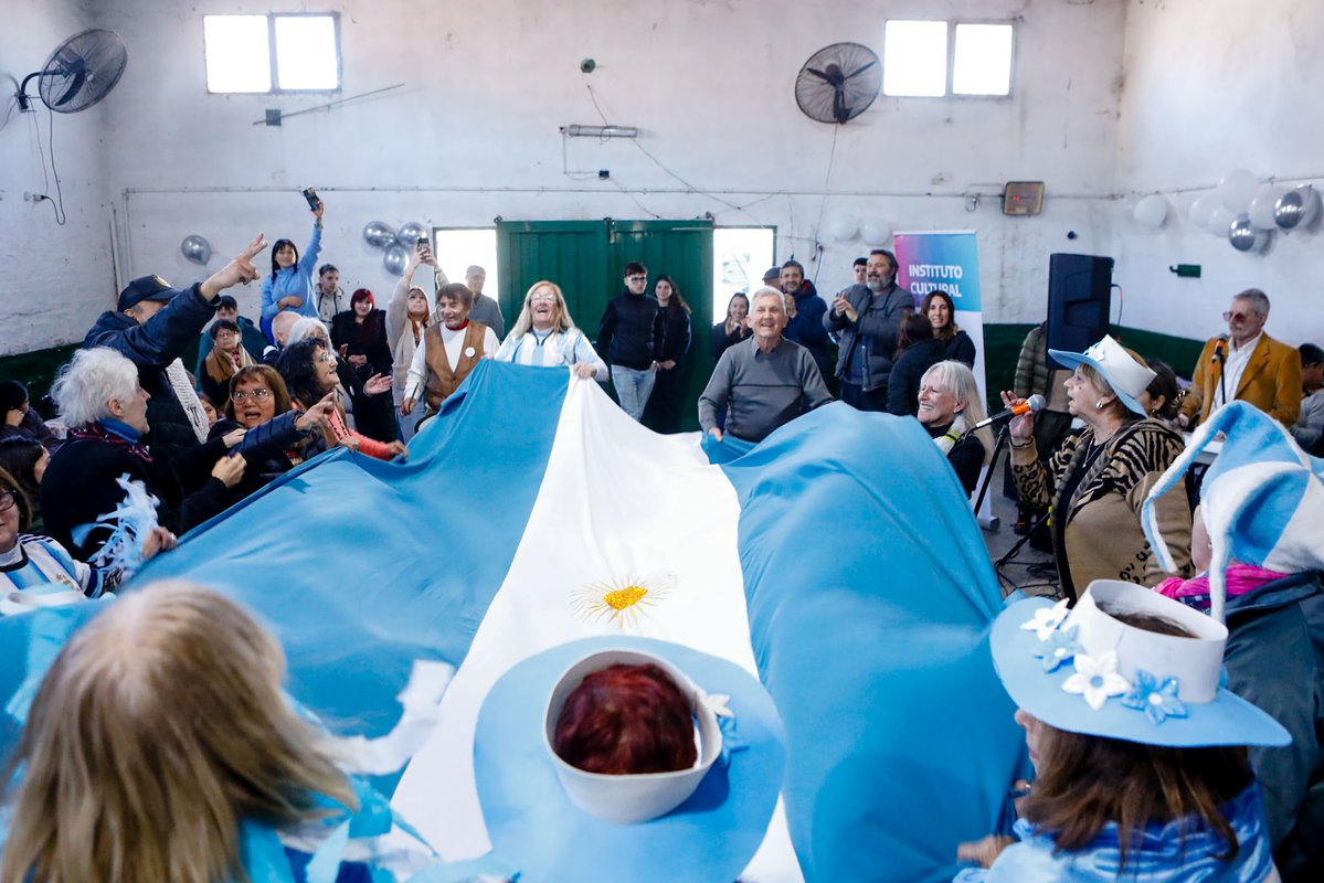 fsaintout's tweet photo. Compartimos una jornada por los derechos de las personas mayores en el Club Unidos de Los Hornos. Durante la actividad, inauguramos un mural y asistimos a la presentación de la Orquesta Vecinal, dos iniciativas impulsadas desde @CulturaPBA 

Cuidar a nuestros jubiladas y jubilados es reconocer todo lo que construyeron y trabajaron por la Patria. Los saberes, experiencias y valores que tienen para transmitir nos mejoran de manera colectiva.