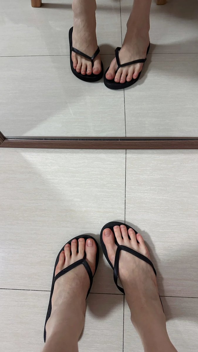 kairen57's tweet photo. おニューのサンダルで仕事
行ってきます🙃 https://t.co/neeazbkZHU
