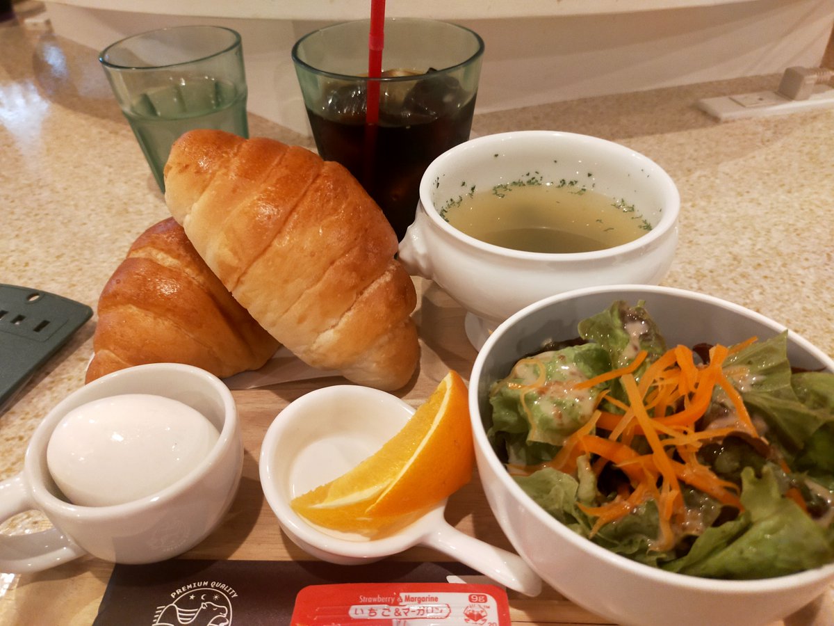 midoyusk's tweet photo. 4月に来た時は入らなかったすなば珈琲、鳥取城址から駅前に戻ったら、開店前の行列に引かれてそのまま入店。私で満席なのはラッキー。モーニングセット750円、美味しくいただきました。普通の喫茶店ですね。 https://t.co/ex0T2C7wVV