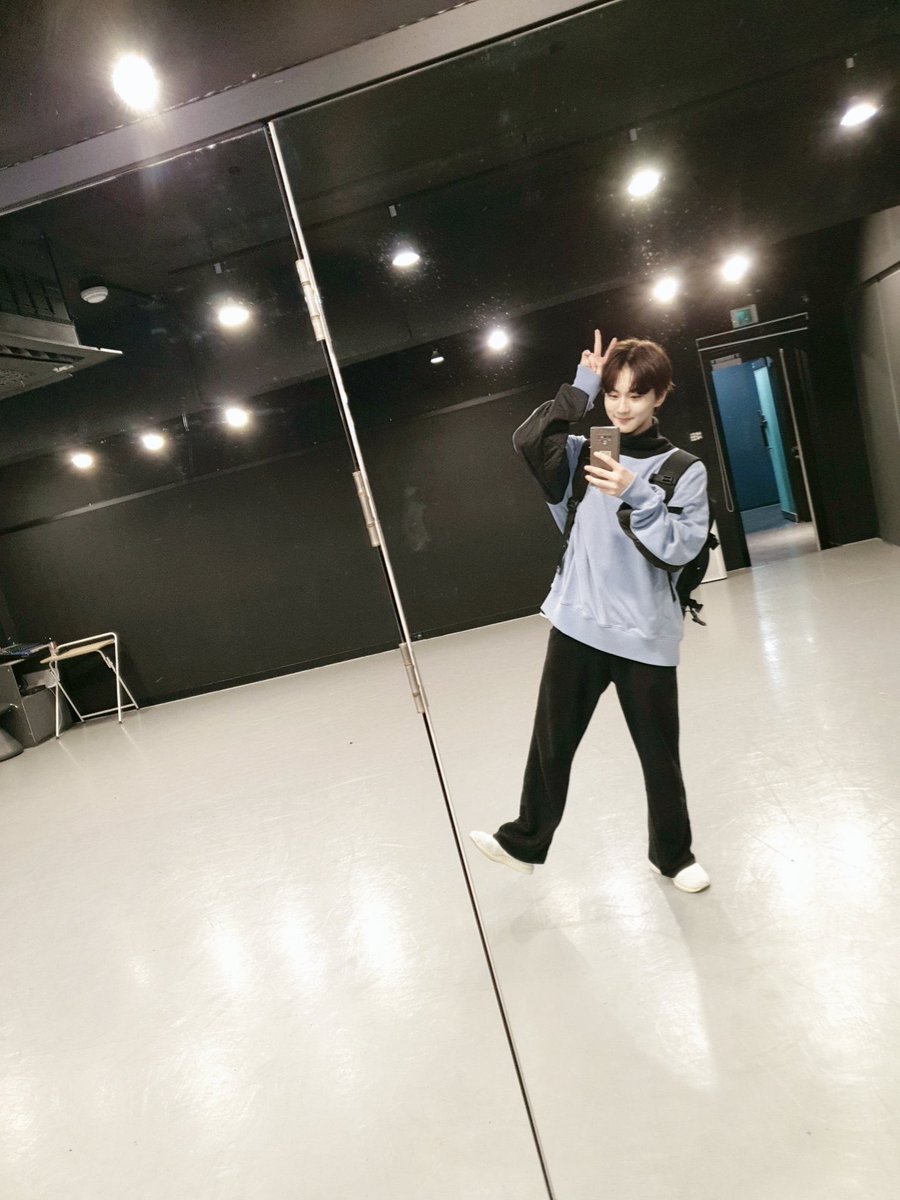 nyangx9's tweet photo. 정원이 아이폰과 갤럭시 중 레전드는 갤럭시라고 생각 https://t.co/qUtFSl5RKu