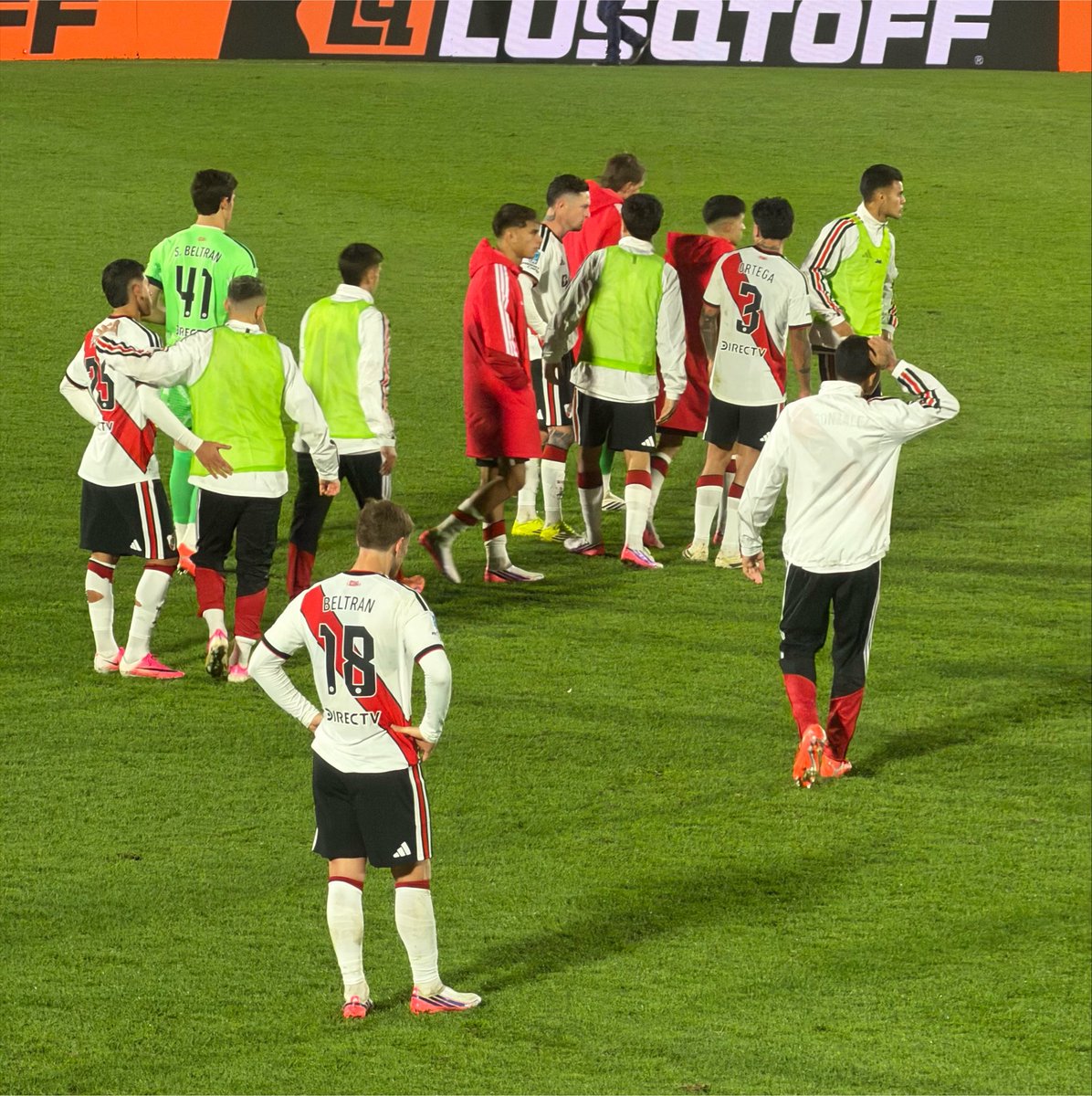GeroFrare's tweet photo. Qué espanto todo, desde la conformación del plantel hasta el parado táctico que plantea Coudet. ¿A qué equipo le ha funcionado el 4-1-3-2 que puso River hoy?

Cuatro fechas sin sumar puntos, ni hacer goles y me animaría a decir que tampoco le generaste peligro real a ningún rival.

La mitad de los jugadores que incluiste en la lista de buena fe de la Sudamericana, hoy no están más en el Club. Muchos de ellos son juveniles que hoy podrían ser de utilidad y funcionar como alternativa.

Un caso perfecto para ejemplificar la mala planificación es el del lateral derecho. Habrá que rezar para que no le pase nada a Montiel. Si no, Yutiel Susano (que no es lateral) deberá hacer su debut en Primera ante Independiente Santa Fe y en un marco jodidísimo.
