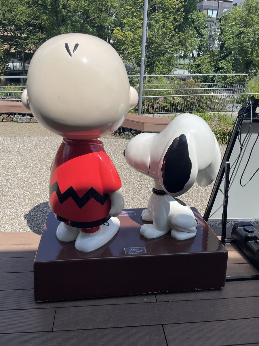 0330euw6's tweet photo. 名古屋〜💕💕
ぴよりんビレッジで予約限定のガーデンパーティー🍰を🤩

推しのチャーリーに会いに🥰
PEANUTSカフェ🍔
スヌーピーとの後ろ姿も可愛いでしょ💕

そしてひつまぶしぃー！
やっぱりうんまぁーい😍😍
#ぴよりん　#チャーリー　#ひつまぶし https://t.co/nTh1hjmq1p