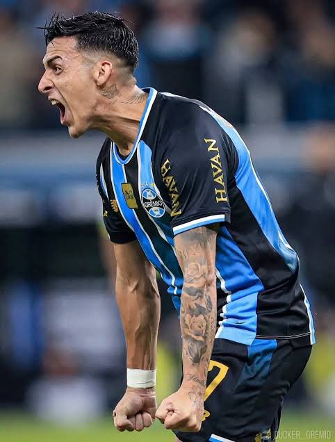Gremistao1903's tweet photo. 🚨RESILIÊNCIA! 

Cristian Pavón foi vaiado uma dezena de vezes na Arena, quando substituído após uma falha, saiu e chorou no banco. 

Foi pedido sua saída e por uma necessidade ele vira lateral direito improvisado! Entrega tudo que pode! Erra… acerta… e ao voltar para sua posição original de ponta, faz dois gols IMPORTANTÍSSIMOS para nossa temporada. Nos classificou contra o Mirassol e faz o gol da VITÓRIA contra o São Paulo. 

Cristian Pavón merece DEMAIS! 
Tá jogando DEMAIS! 🇪🇪🇦🇷