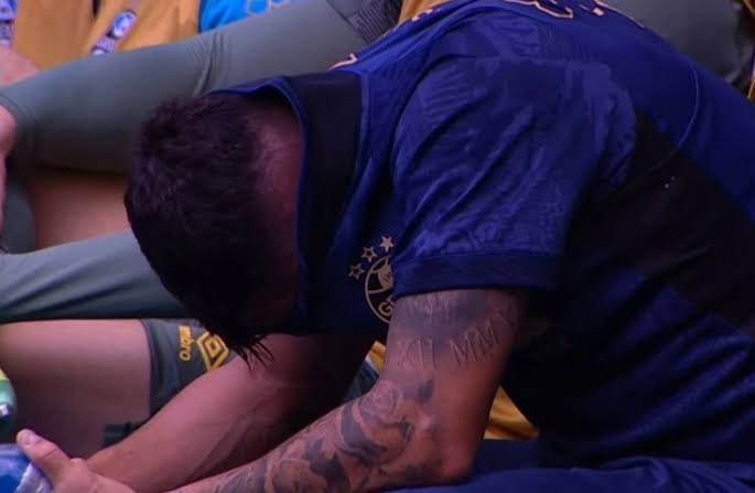 Gremistao1903's tweet photo. 🚨RESILIÊNCIA! 

Cristian Pavón foi vaiado uma dezena de vezes na Arena, quando substituído após uma falha, saiu e chorou no banco. 

Foi pedido sua saída e por uma necessidade ele vira lateral direito improvisado! Entrega tudo que pode! Erra… acerta… e ao voltar para sua posição original de ponta, faz dois gols IMPORTANTÍSSIMOS para nossa temporada. Nos classificou contra o Mirassol e faz o gol da VITÓRIA contra o São Paulo. 

Cristian Pavón merece DEMAIS! 
Tá jogando DEMAIS! 🇪🇪🇦🇷