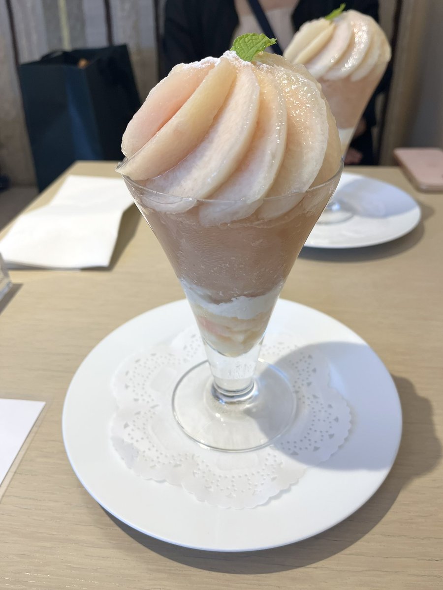 kochibimomo's tweet photo. 和光の白桃パフェ🍑
上品な甘さの桃にシャリシャリのグラニテ、アイスも生クリームも最高 https://t.co/YzwHVkd3LY