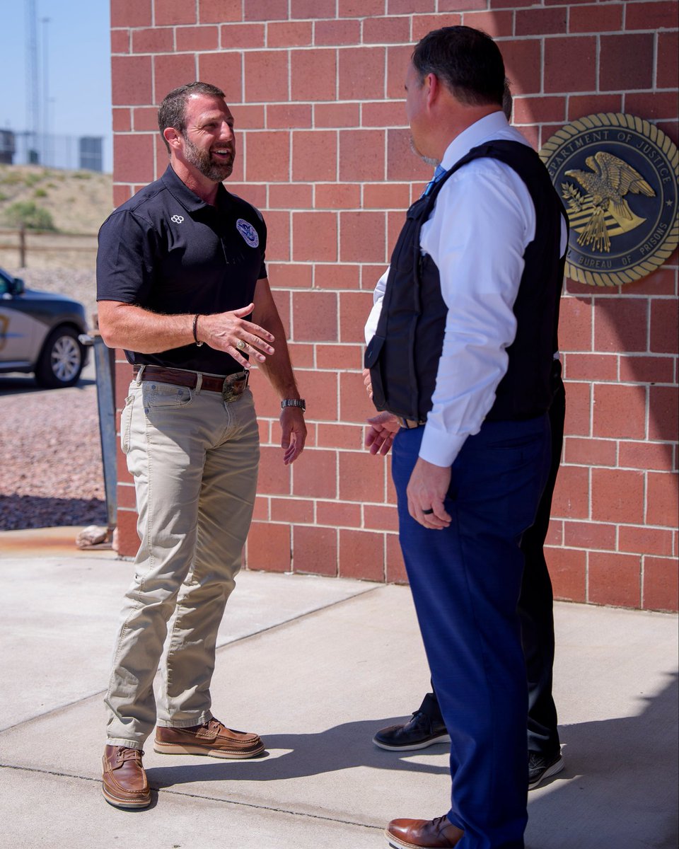 SecMullinDHS's tweet photo. ADMAX Florence—“the Alcatraz of the Rockies” —is our nation’s highest-security federal correctional facility.

It houses terrorists, transnational organized criminals, and the worst of worst national security-related threats. 

I want to thank the BOP leadership, correctional officers, and staff for hosting us in Colorado this week. 

Our @DHSgov partnerships with @TheJusticeDept and @OfficialFBOP are key to support @POTUS Trump’s public safety mission. 🇺🇸