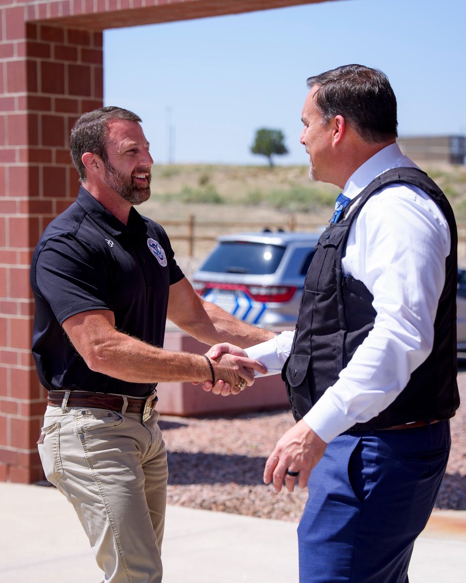 SecMullinDHS's tweet photo. ADMAX Florence—“the Alcatraz of the Rockies” —is our nation’s highest-security federal correctional facility.

It houses terrorists, transnational organized criminals, and the worst of worst national security-related threats. 

I want to thank the BOP leadership, correctional officers, and staff for hosting us in Colorado this week. 

Our @DHSgov partnerships with @TheJusticeDept and @OfficialFBOP are key to support @POTUS Trump’s public safety mission. 🇺🇸