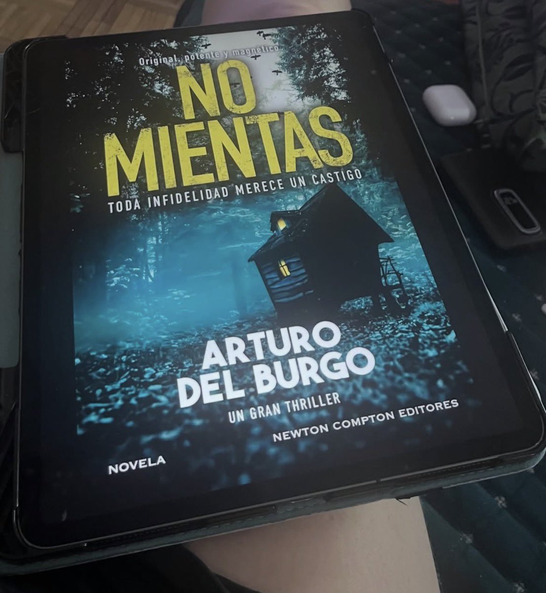 MariMagdalenass's tweet photo. Si no te puedes permitir no parar de leer, ni se te ocurra empezarlo. Cuando piensas que puede parar no es que de la vuelta, es que te quedas haciendo el pino. 
#NoMientas #ArturoDeBurgo #Thiller #leoycomparto  #LaVidaEsMuyCortaParaLeerLibrosMalos 📚 https://t.co/yGxBzCyLpY