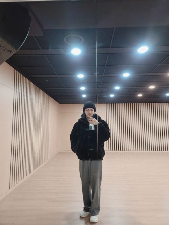 nyangx9's tweet photo. 핸드폰 거꾸로 드는 거 오ㅑ 이렇게 좋아했을까 다리 길어보여서? https://t.co/hPL4ezX0ww