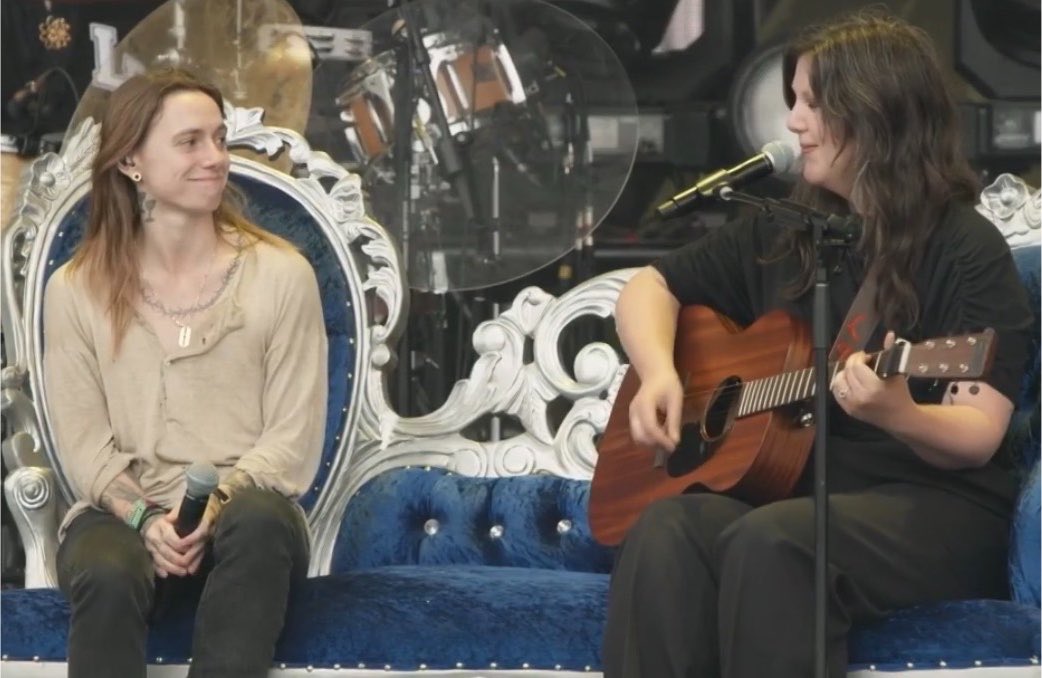 boygeniussource's tweet photo. Julien Baker is on stage with Lucy Dacus for ‘Bullseye’ today at Outside Lands!

“I want to invite my best friend to the stage” https://t.co/Ke1iaSlBqf