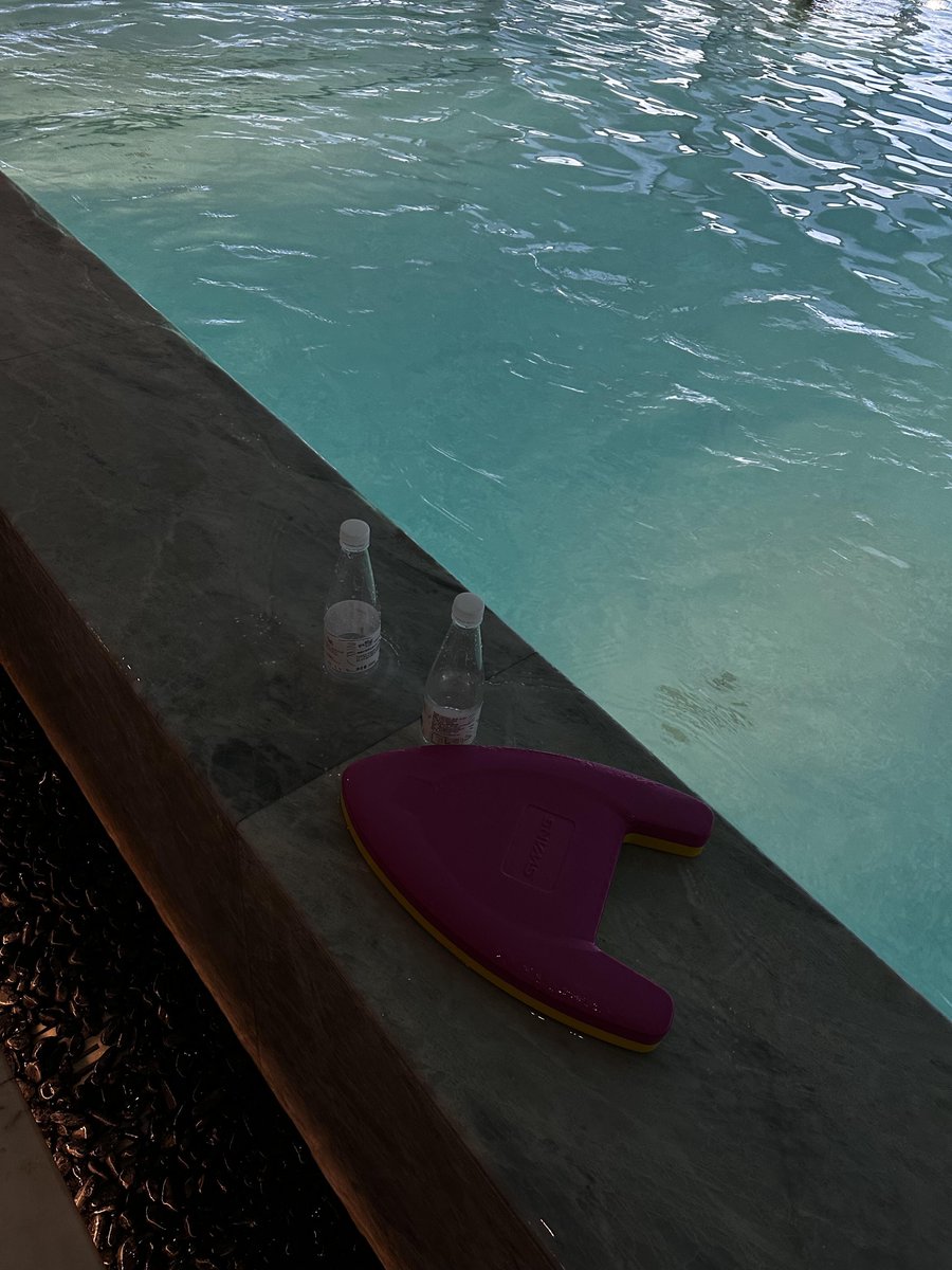 EmmaThomasP's tweet photo. Ever since I learned how to swim, I haven’t been back for a massage. Turns out, the pool has become my new therapy room. https://t.co/Z4osoM9SVP